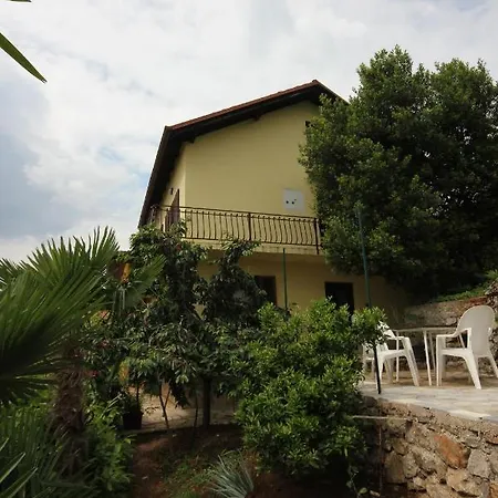 With A Parking Space - 7904